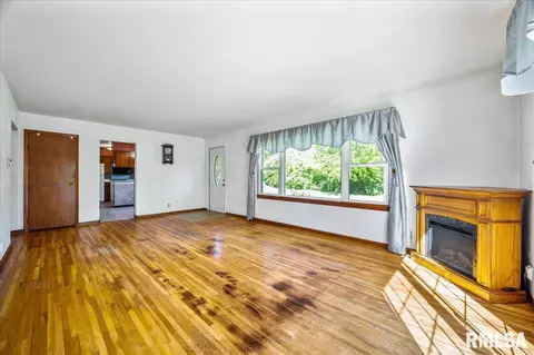 Living - 7207 S Cameron Ln, Mapleton, IL 61547 photo 1 of 5