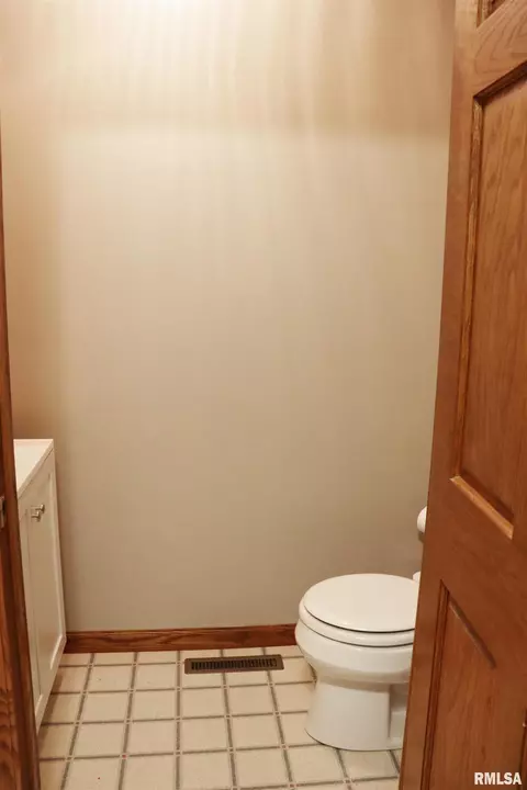 Bath - 7706 W Brandon Ct, Mapleton, IL 61547 photo 13 of 16