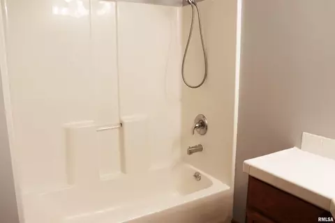 Bath - 7706 W Brandon Ct, Mapleton, IL 61547 photo 10 of 16