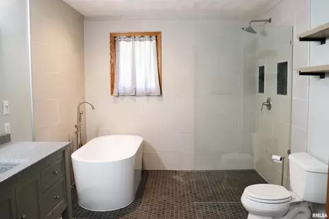 Bath - 7706 W Brandon Ct, Mapleton, IL 61547 photo 1 of 16