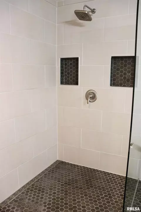 Bath - 7706 W Brandon Ct, Mapleton, IL 61547 photo 6 of 16