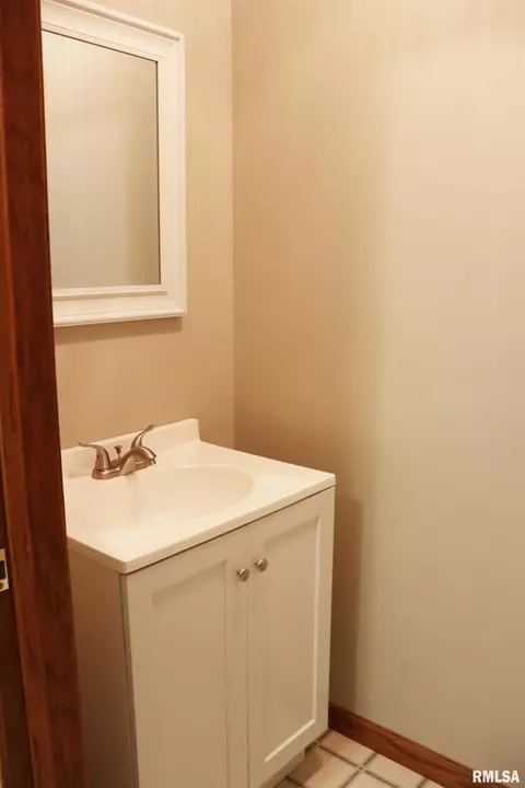 Bath - 7706 W Brandon Ct, Mapleton, IL 61547 photo 12 of 16