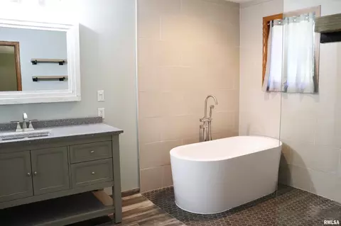Bath - 7706 W Brandon Ct, Mapleton, IL 61547 photo 2 of 16