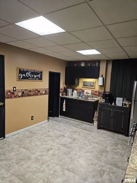402 W Maple St, Canton, IL 61520 photo 8