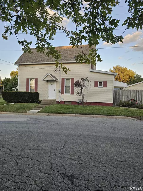 402 W Maple St, Canton, IL 61520 photo 5