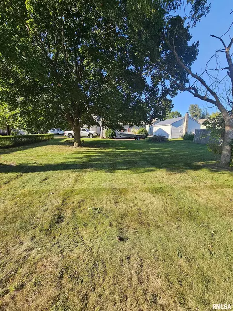402 W Maple St, Canton, IL 61520 photo 23