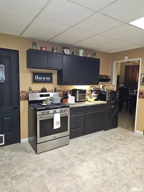 402 W Maple St, Canton, IL 61520 photo 9