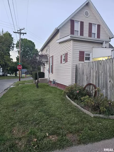402 W Maple St, Canton, IL 61520 photo 3