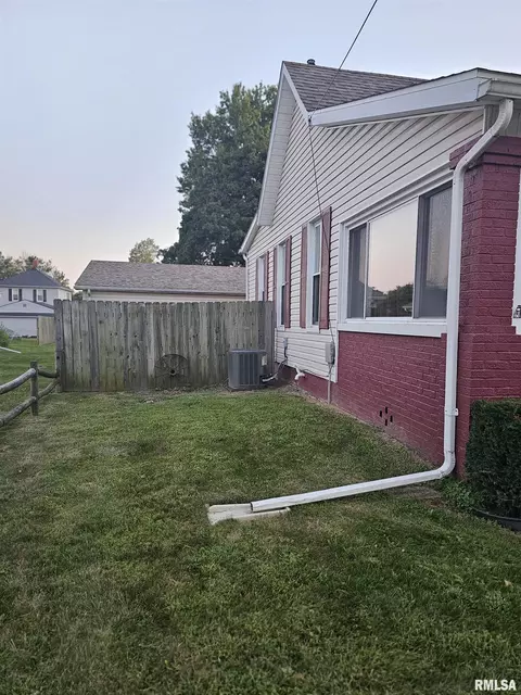402 W Maple St, Canton, IL 61520 photo 4
