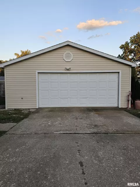 402 W Maple St, Canton, IL 61520 photo 6