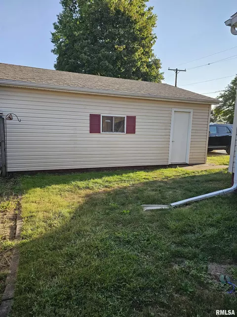 402 W Maple St, Canton, IL 61520 photo 7