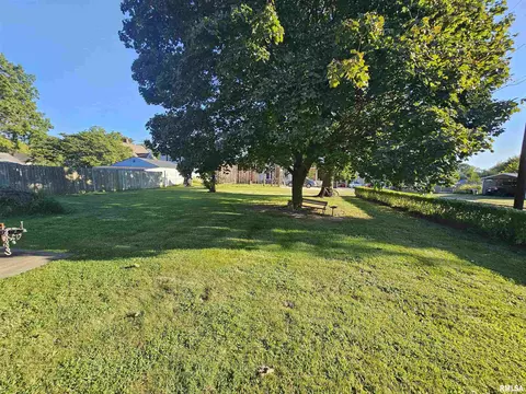 402 W Maple St, Canton, IL 61520 photo 22