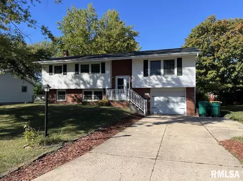 1138 Memorial Dr, Macomb, IL 61455
