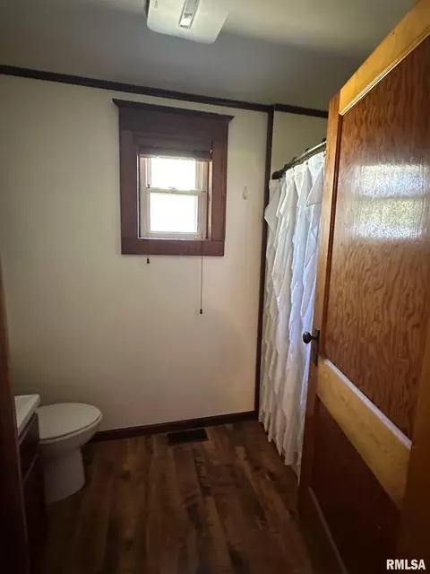 Bath - 19785 E 900th St, Sciota, IL 61475 photo 2 of 3