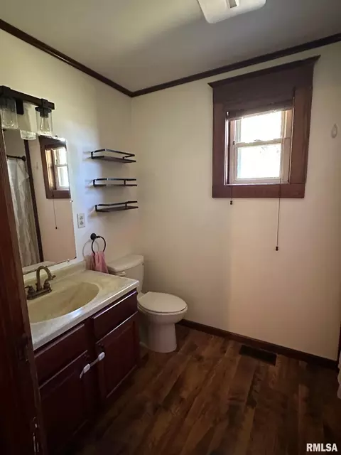 Bath - 19785 E 900th St, Sciota, IL 61475 photo 1 of 3