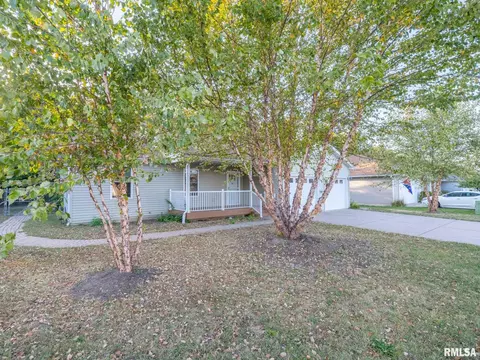 1825 Whitetail Ln, Pekin, IL 61554
