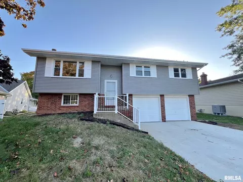 236 N Cloverfield Dr, Chillicothe, IL 61523