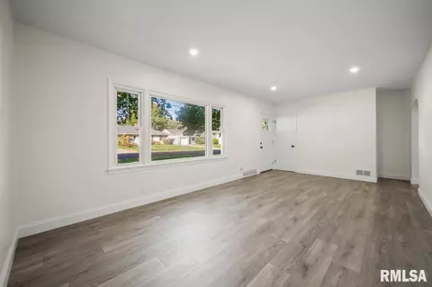 620 Spring St, Washington, IL 61571 photo 3