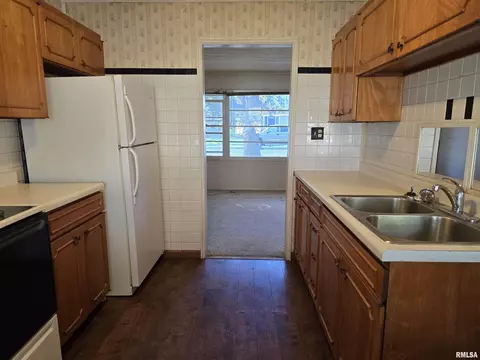 Kitchen - 285 Iris Ct, Canton, IL 61520 photo 1 of 3