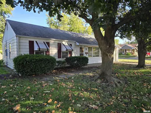 Exterior - 285 Iris Ct, Canton, IL 61520 photo 4 of 8