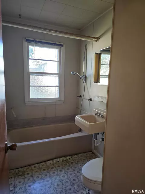 Bath - 285 Iris Ct, Canton, IL 61520 photo 1 of 1