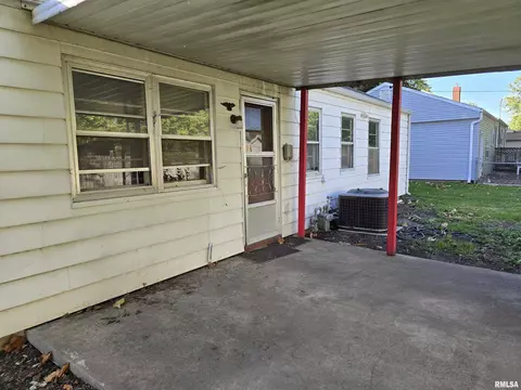 Exterior - 285 Iris Ct, Canton, IL 61520 photo 6 of 8