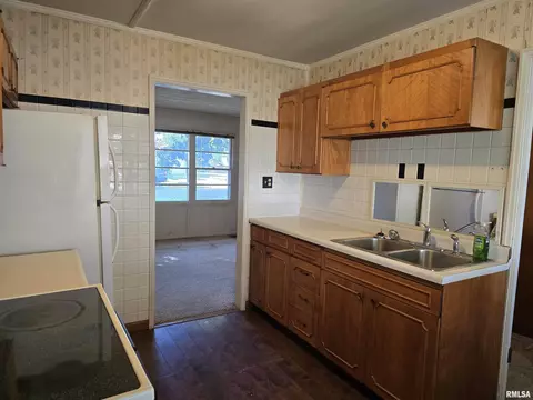 Kitchen - 285 Iris Ct, Canton, IL 61520 photo 3 of 3