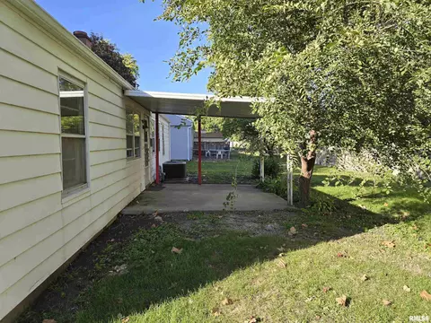 Exterior - 285 Iris Ct, Canton, IL 61520 photo 5 of 8