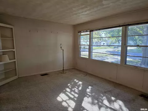 Living - 285 Iris Ct, Canton, IL 61520 photo 2 of 5