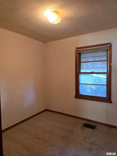 Bedroom - 285 Iris Ct, Canton, IL 61520 photo 1 of 7