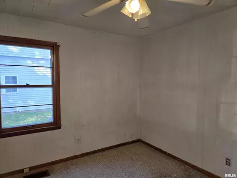 Bedroom - 285 Iris Ct, Canton, IL 61520 photo 5 of 7