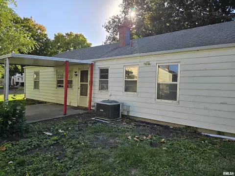 Exterior - 285 Iris Ct, Canton, IL 61520 photo 7 of 8