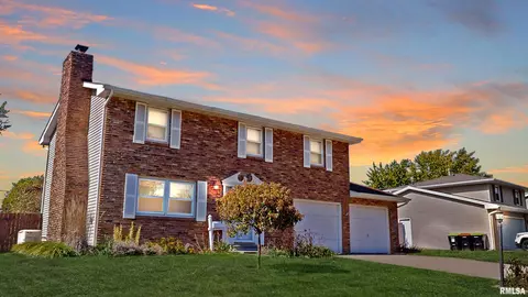 704 Devonshire Rd, Washington, IL 61571