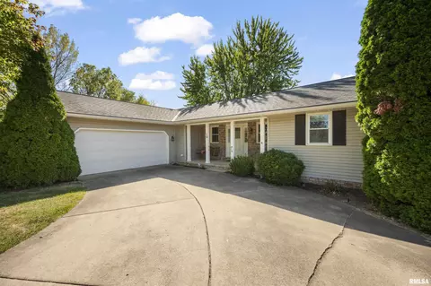 16 Beaver Creek Dr, East Peoria, IL 61611