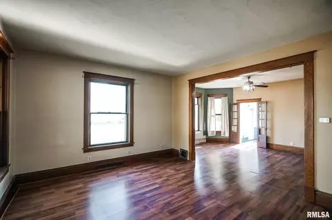 Living - 601 Edward St, Henry, IL 61537 photo 1 of 9