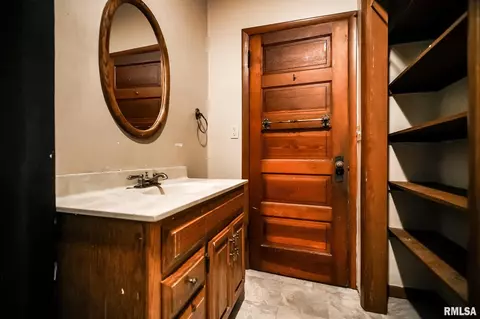 Bath - 601 Edward St, Henry, IL 61537 photo 5 of 6