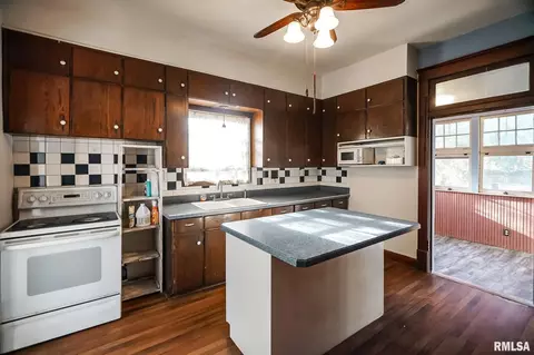 Kitchen - 601 Edward St, Henry, IL 61537 photo 3 of 7