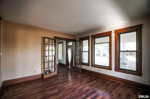 Living - 601 Edward St, Henry, IL 61537 photo 3 of 9