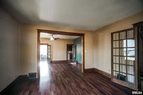 Living - 601 Edward St, Henry, IL 61537 photo 5 of 9