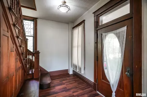 Entry Way - 601 Edward St, Henry, IL 61537 photo 4 of 6