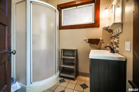 Bath - 601 Edward St, Henry, IL 61537 photo 1 of 6