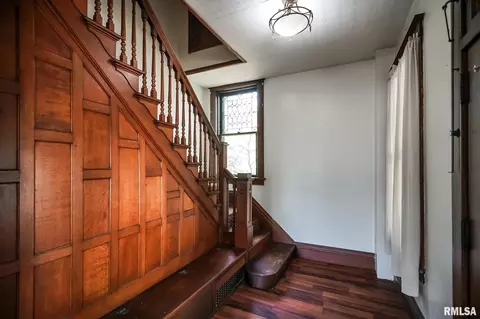 Entry Way - 601 Edward St, Henry, IL 61537 photo 2 of 6