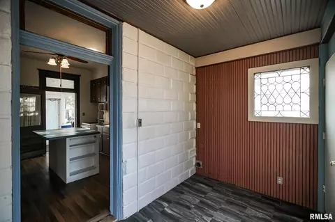 Entry Way - 601 Edward St, Henry, IL 61537 photo 5 of 6