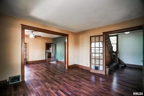 Living - 601 Edward St, Henry, IL 61537 photo 4 of 9