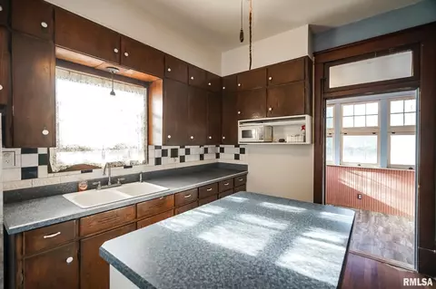Kitchen - 601 Edward St, Henry, IL 61537 photo 5 of 7