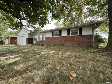 2416 W Overhill Rd, Peoria, IL 61615