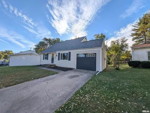 3 Briarcliff Ct, Pekin, IL 61554 photo 2