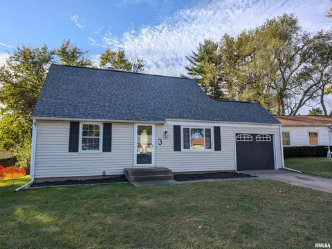 3 Briarcliff Ct, Pekin, IL 61554