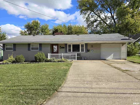 435 Dean Ct, Canton, IL 61520