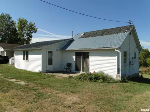 740 S Jackson St, Blandinsville, IL 61420